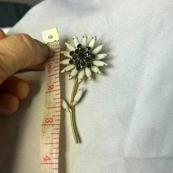 Vintage D&E Juliana Brooch flower black rhinestones milk glass - Picture 3 of 5